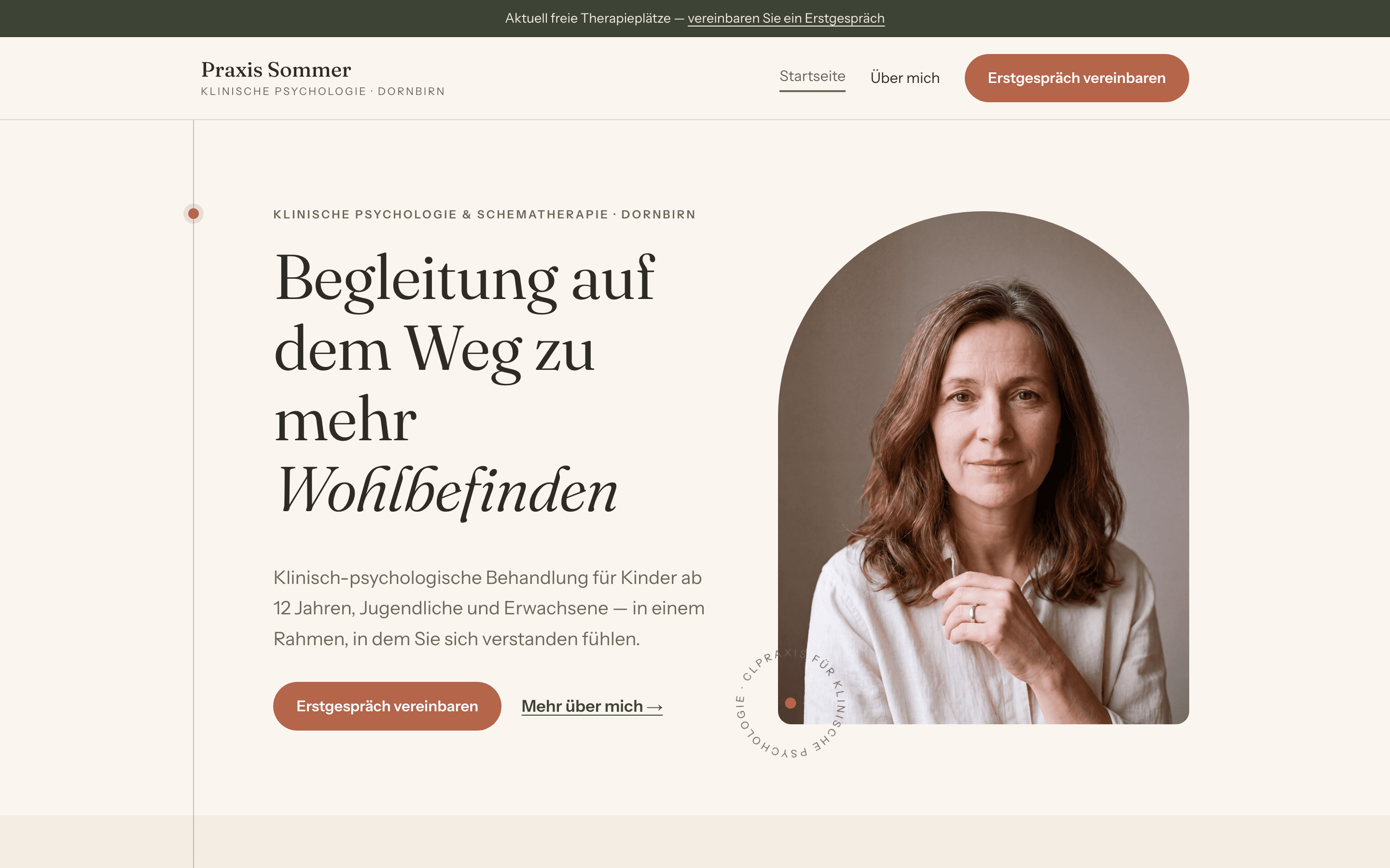 photo: Screenshot Demo-Startseite (Hero mit Arch-Portrait und Badge), Desktop