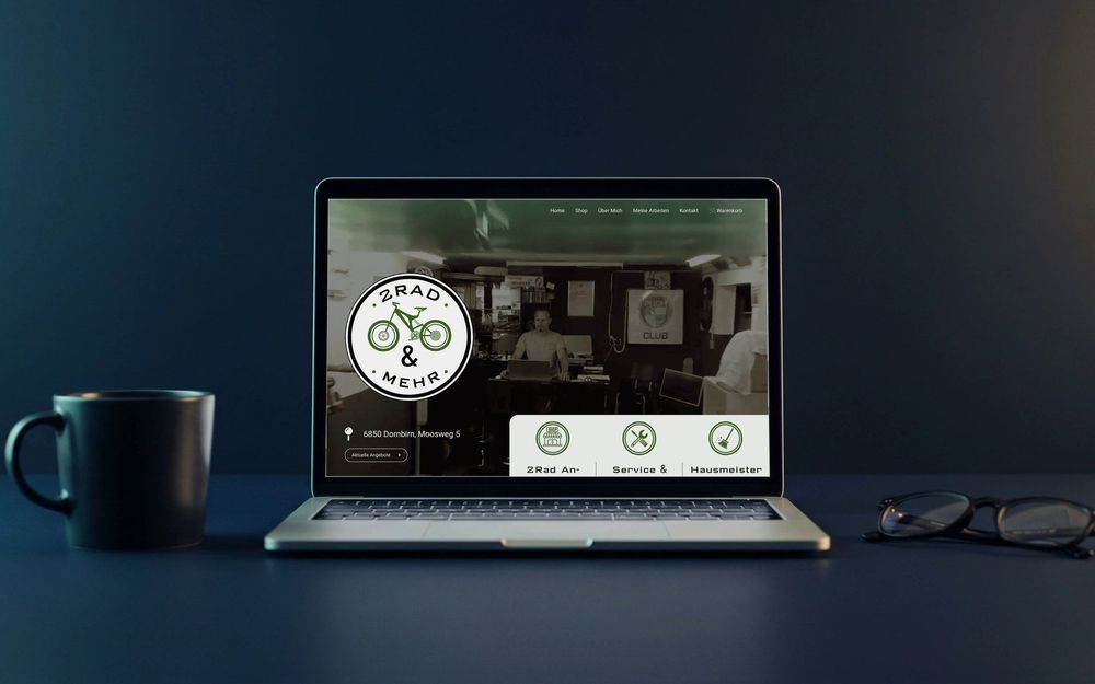 Laptop mit der Website von 2Rad & Mehr