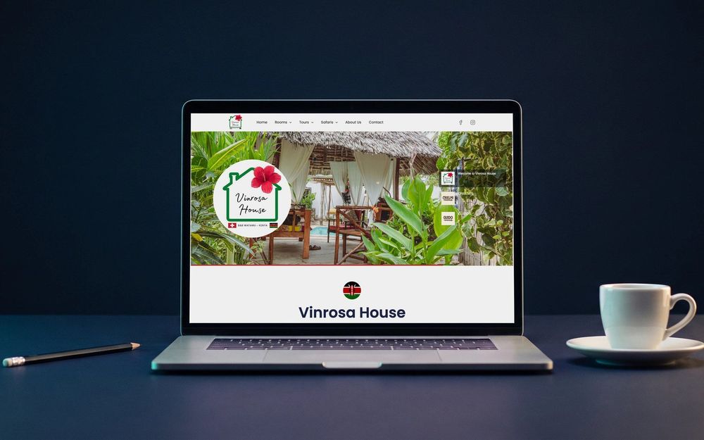 Laptop mit der Website von Vinrosa House