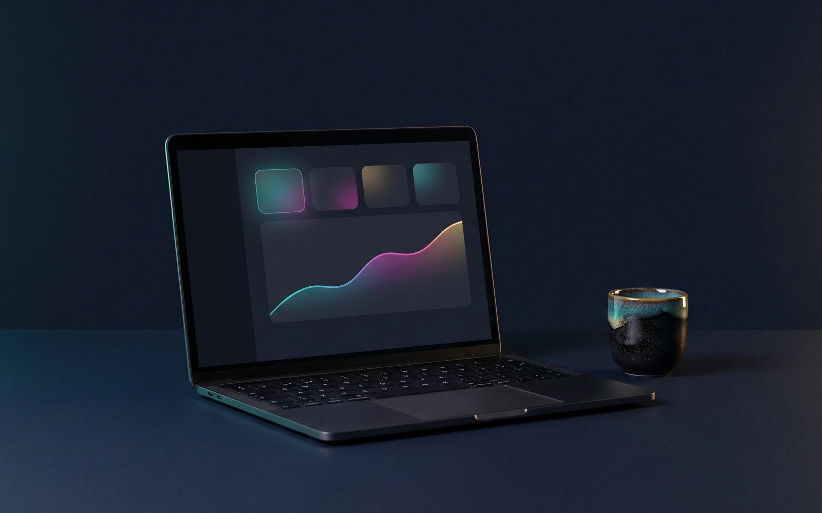 Laptop mit einem Dashboard und einer steigenden Kurve, daneben eine Tasse