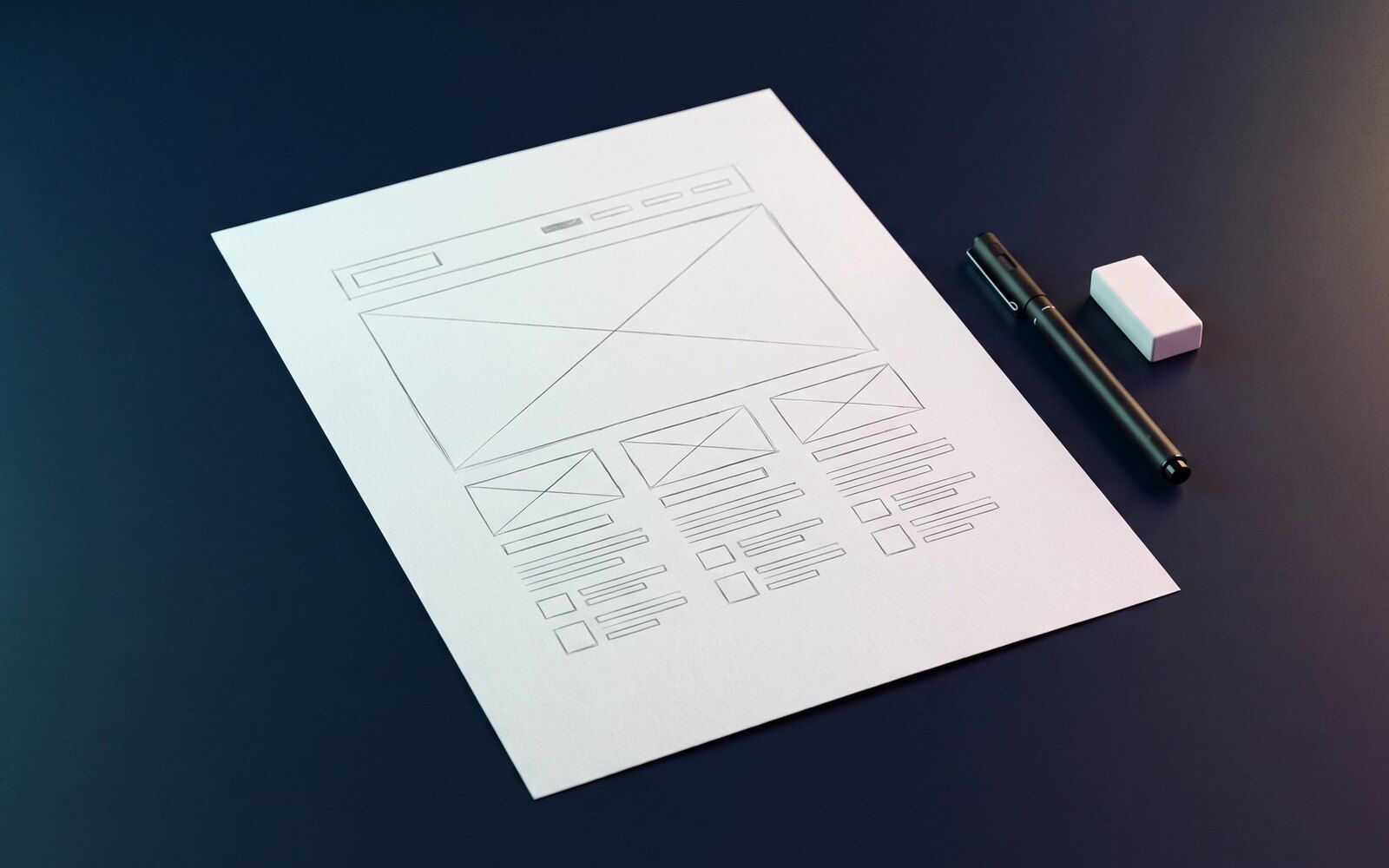 Bleistiftskizze einer Website auf Papier, daneben Fineliner und Radiergummi