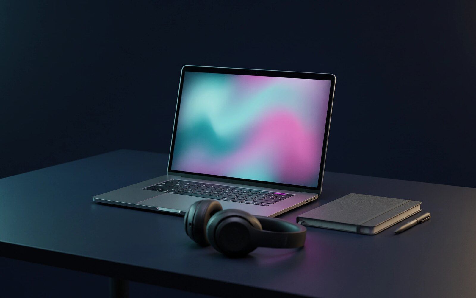 Laptop mit farbig leuchtendem Bildschirm, davor Kopfhörer für ein Videogespräch