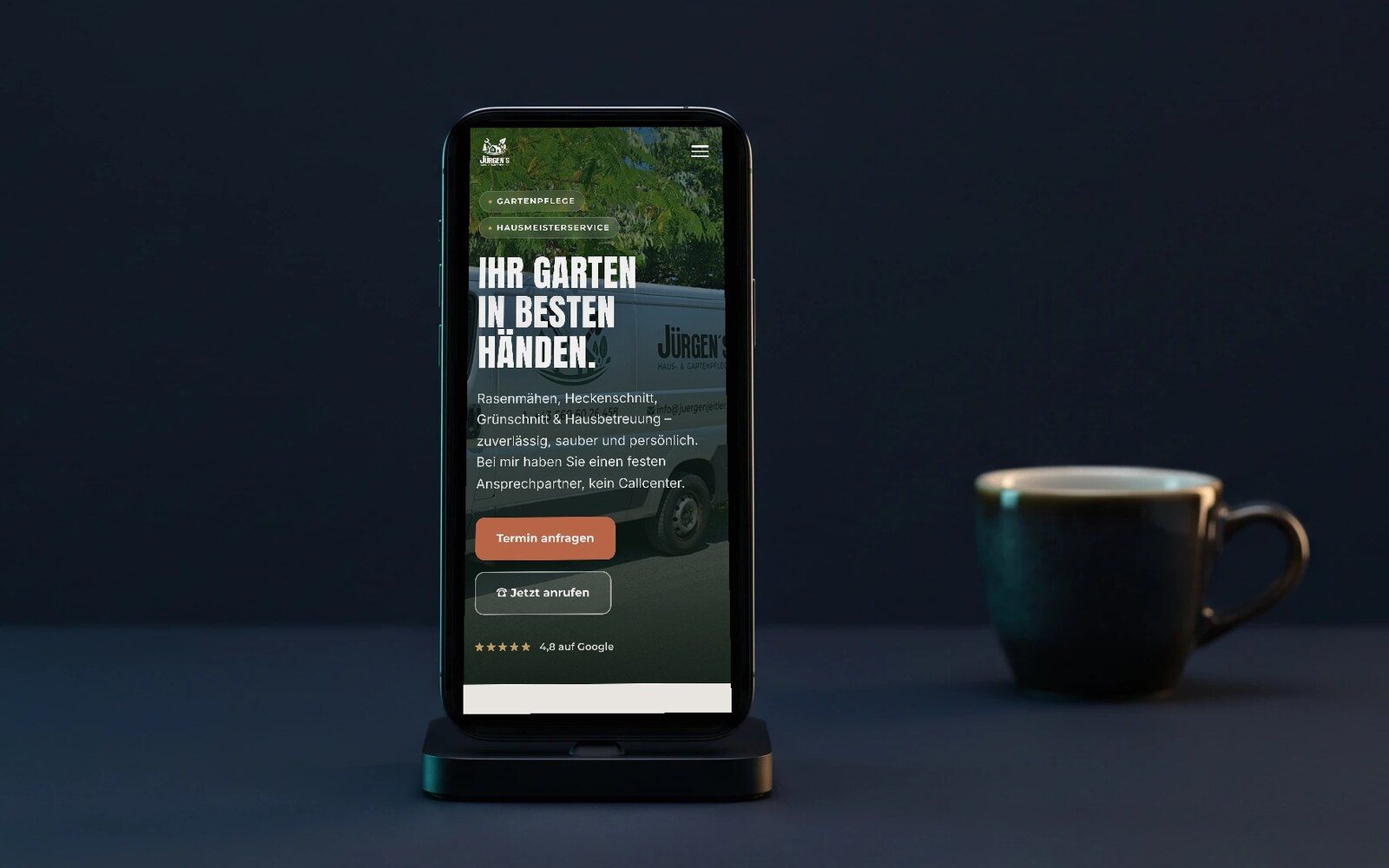 Smartphone mit der mobilen Website von Jürgen’s Haus- und Gartenpflege