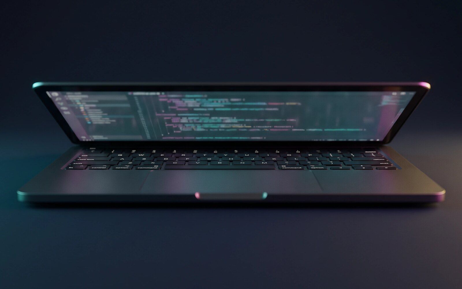 Laptop mit Programmcode auf dem Bildschirm