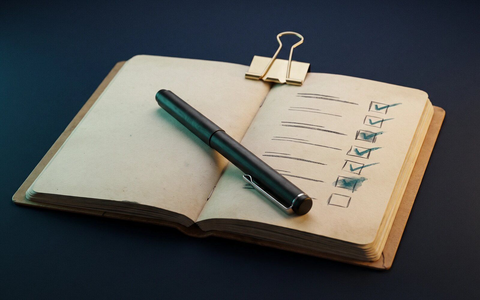 Notizbuch mit abgehakter Checkliste und Stift